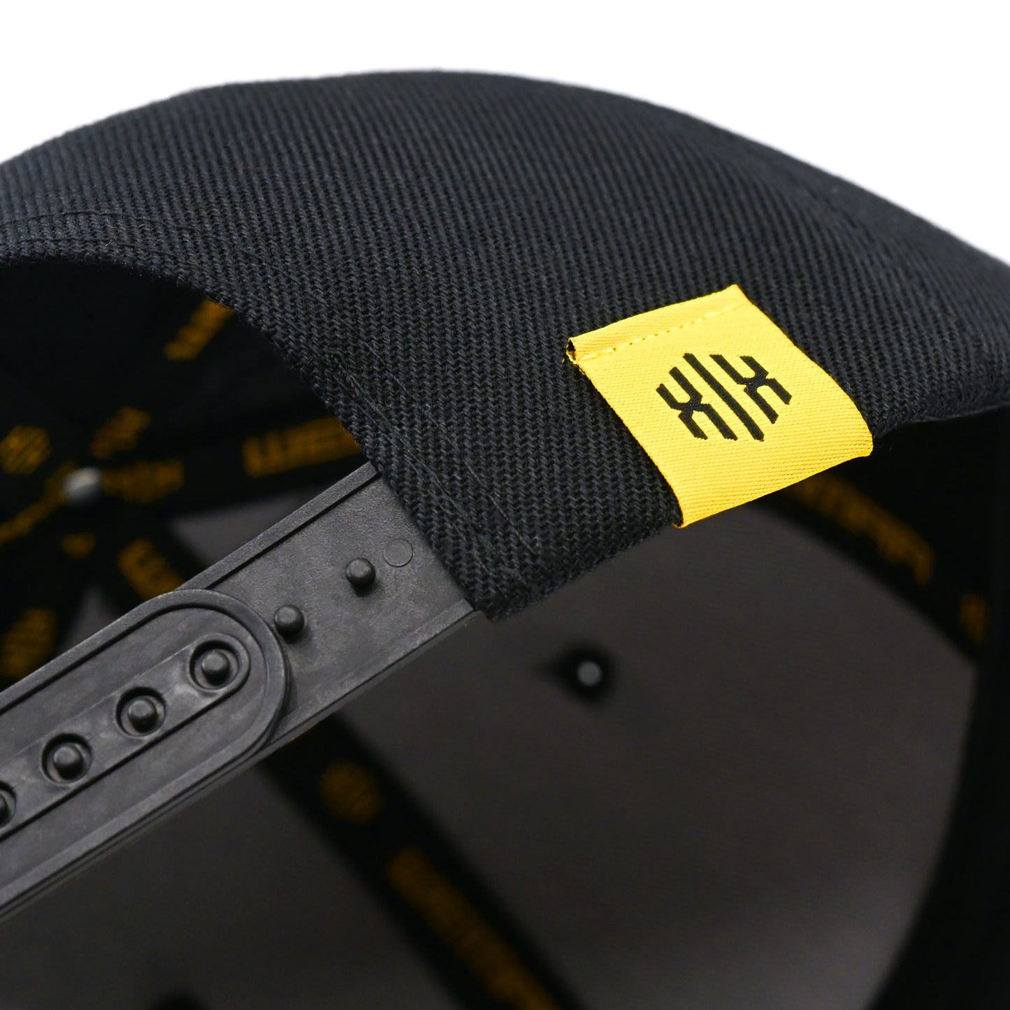 Snapback Schwarz -Metal Logo Gold